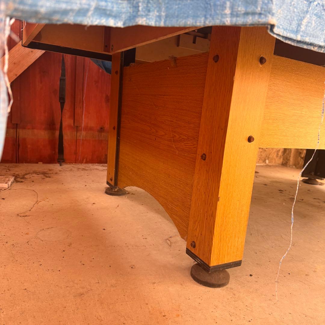 ビリヤードテーブルとキュー4本セット