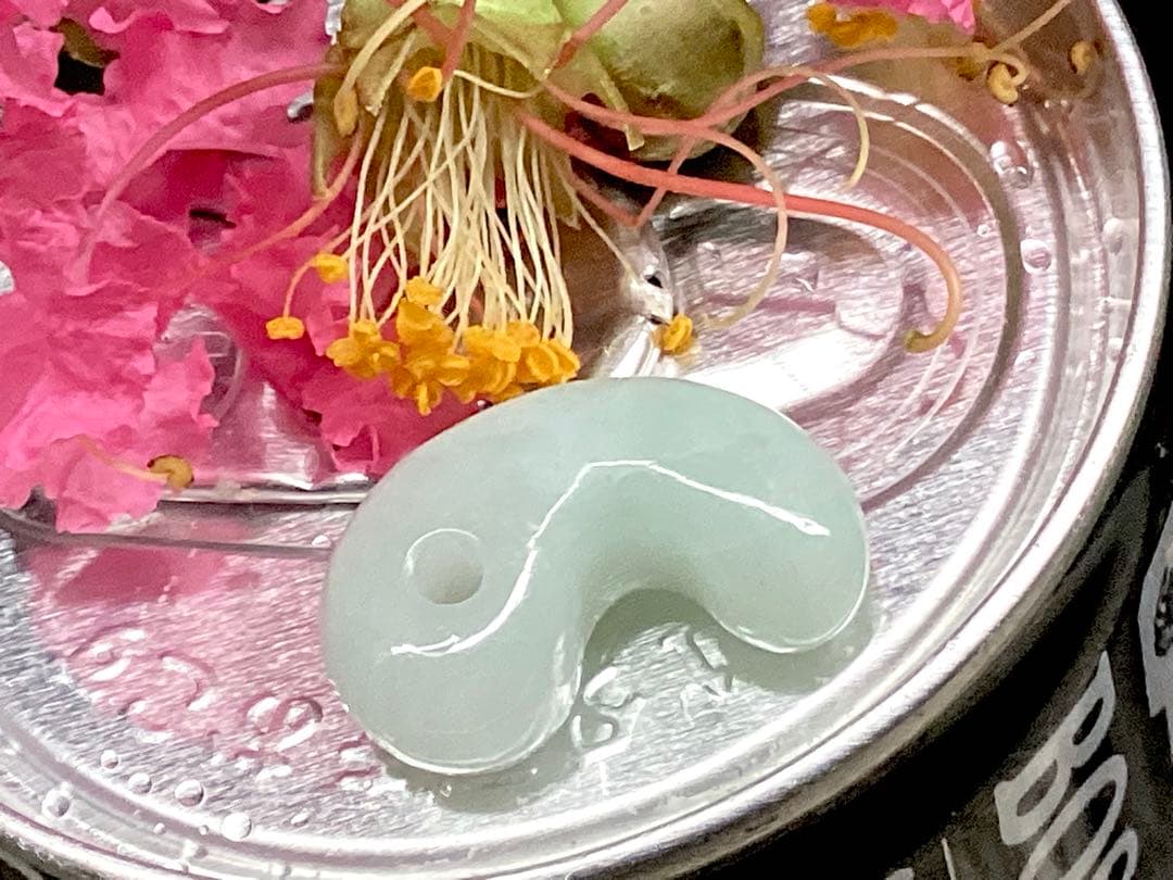 今回の原石大当たり極上*氷*糸魚川翡翠勾玉アイスジェイド幸運お守り　鑑別書付‼️