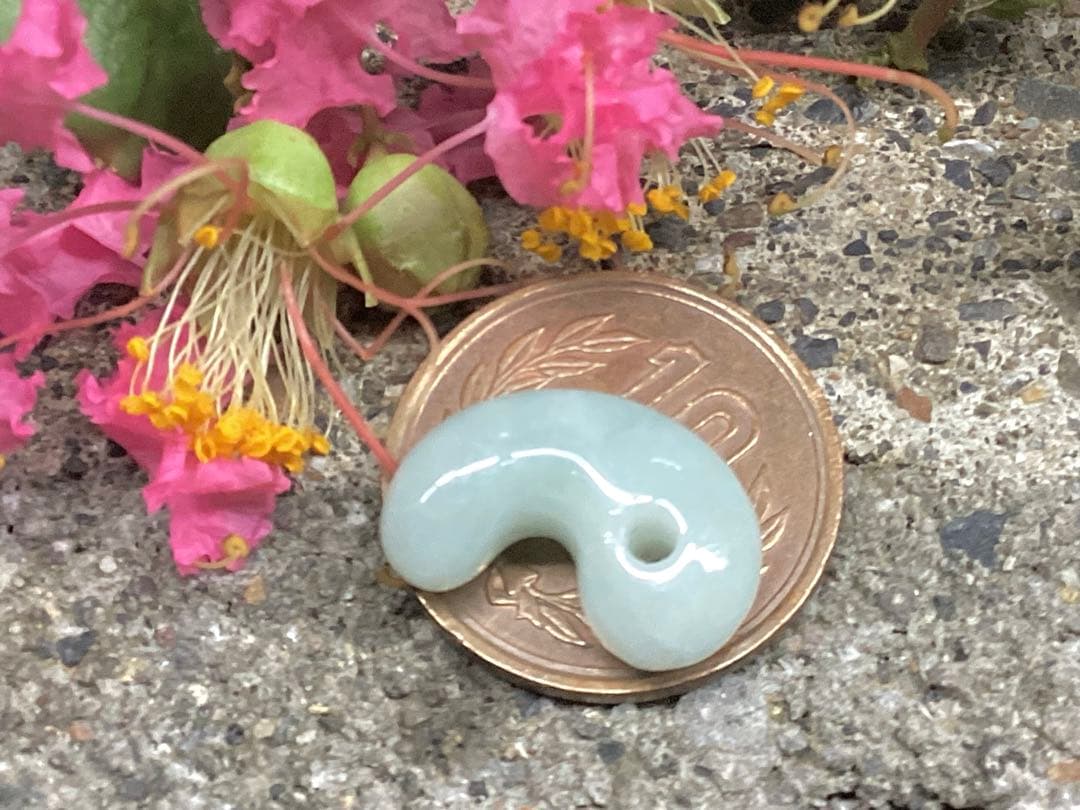 今回の原石大当たり極上*氷*糸魚川翡翠勾玉アイスジェイド幸運お守り　鑑別書付‼️