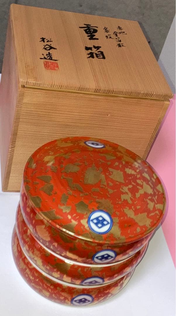 2代目叶松谷(人間国宝)の作品　赤地金箔散家紋　重箱