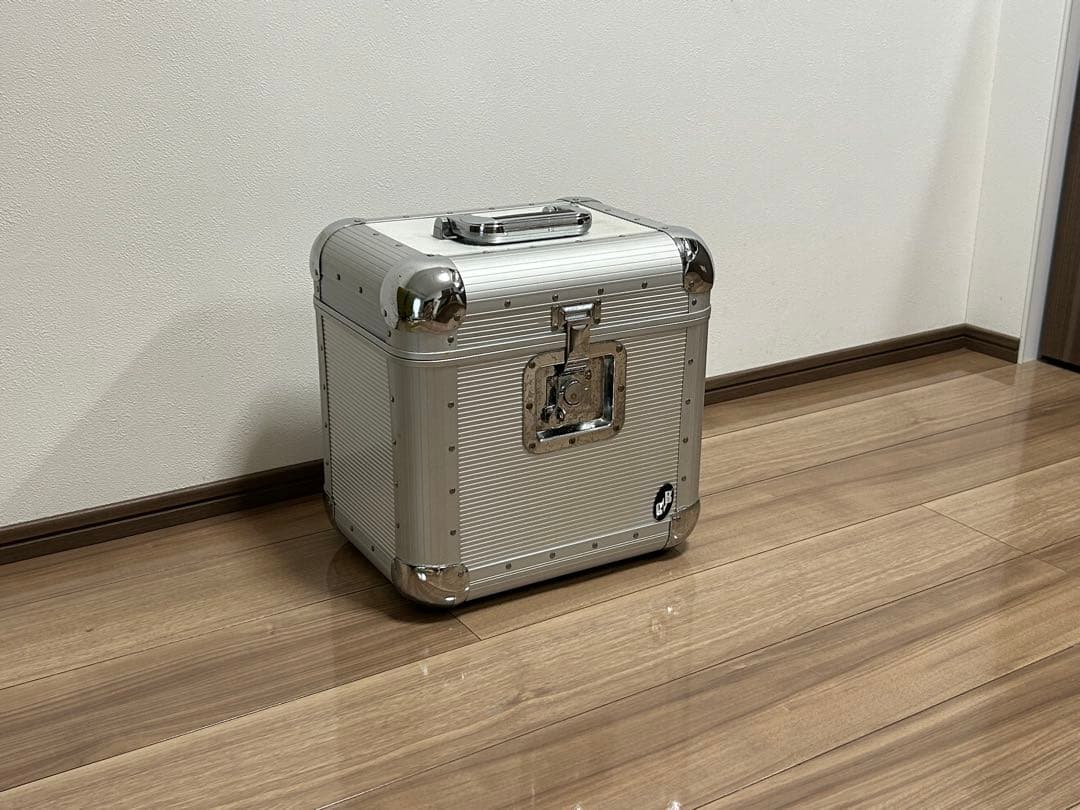 【匿名配送】レコード収納ケース LP版50枚収納 アルミシルバー　DJ機材