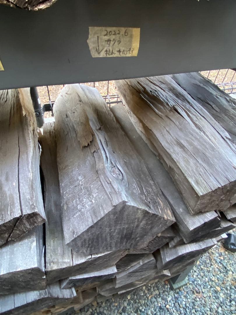 乾燥薪　100kgあたり8000円　500kgあります　リンボク、欅、コナラ、桜