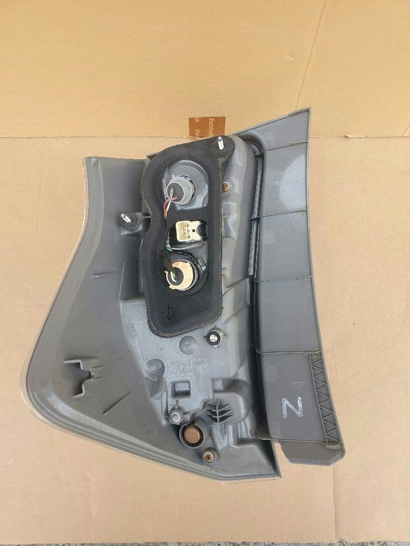 【 良品】☆プリウスアルフア　テールランプ☆