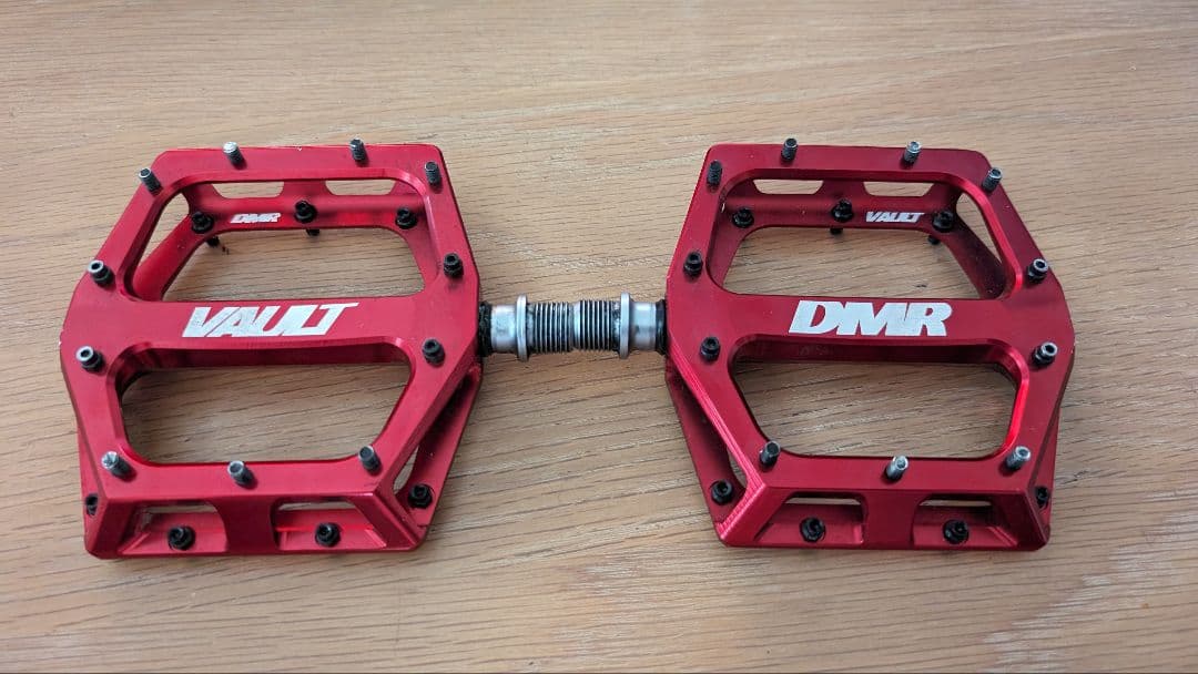 yuki　マウンテンバイク　DMR VAULT レッド　フラットペダル