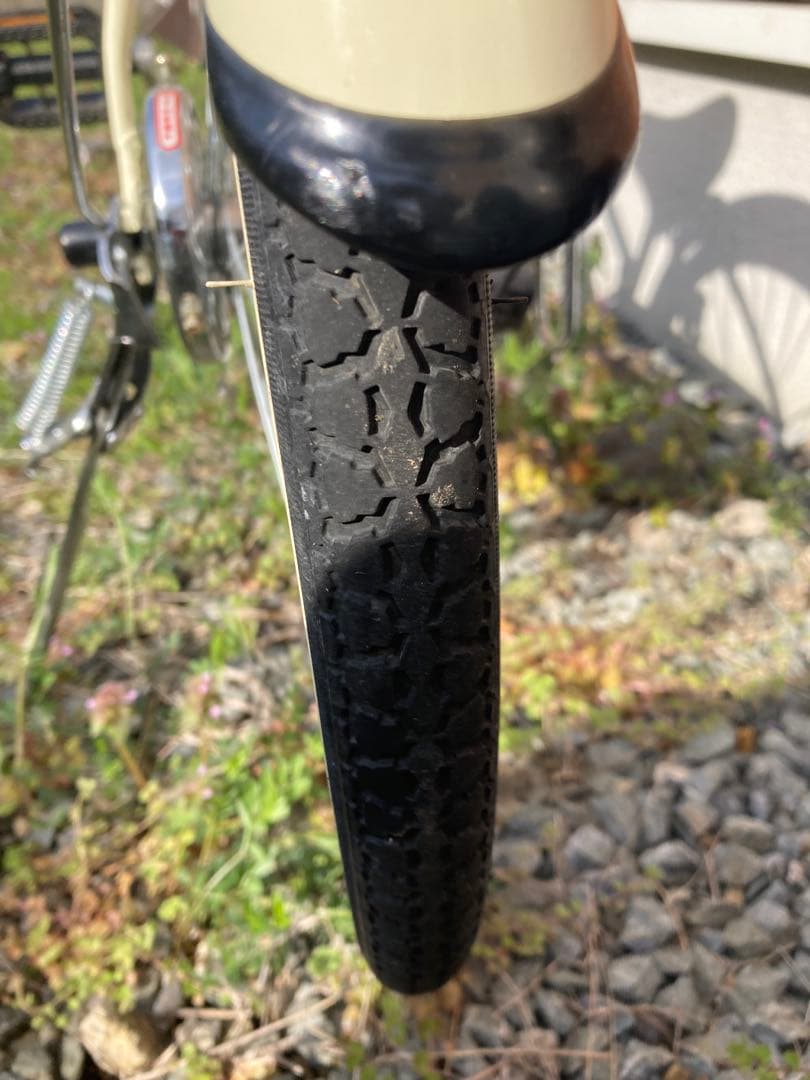 クリーム色シティサイクル 前部バスケット付き