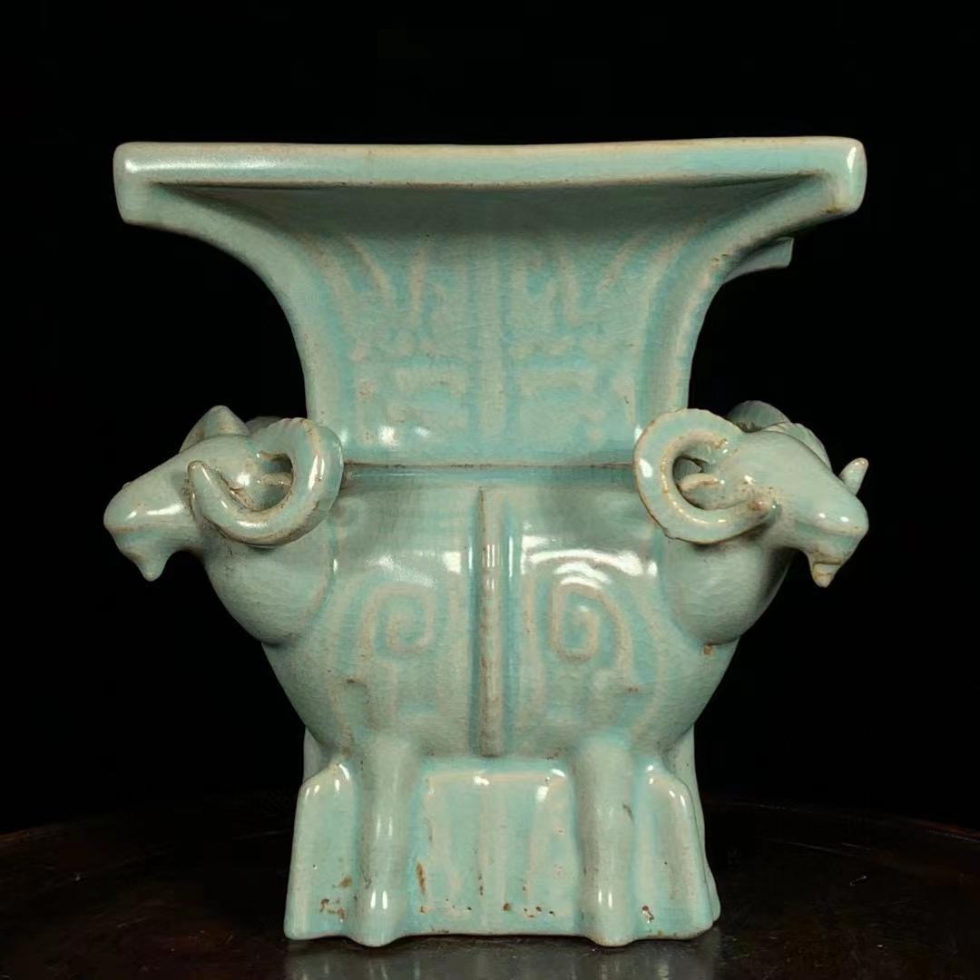 中国古美術・旧蔵の磁器・四羊方尊・16x18cm・書道具・案頭・置物・文房具