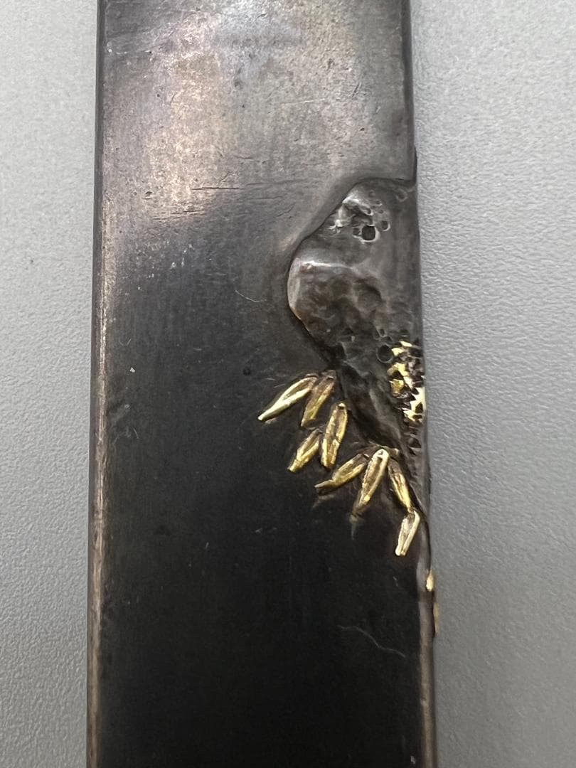 刀装具 劉海戲金蟾図小柄 勝寿在銘 四分一地 鋤出高彫 金銀象嵌色絵 化粧箱