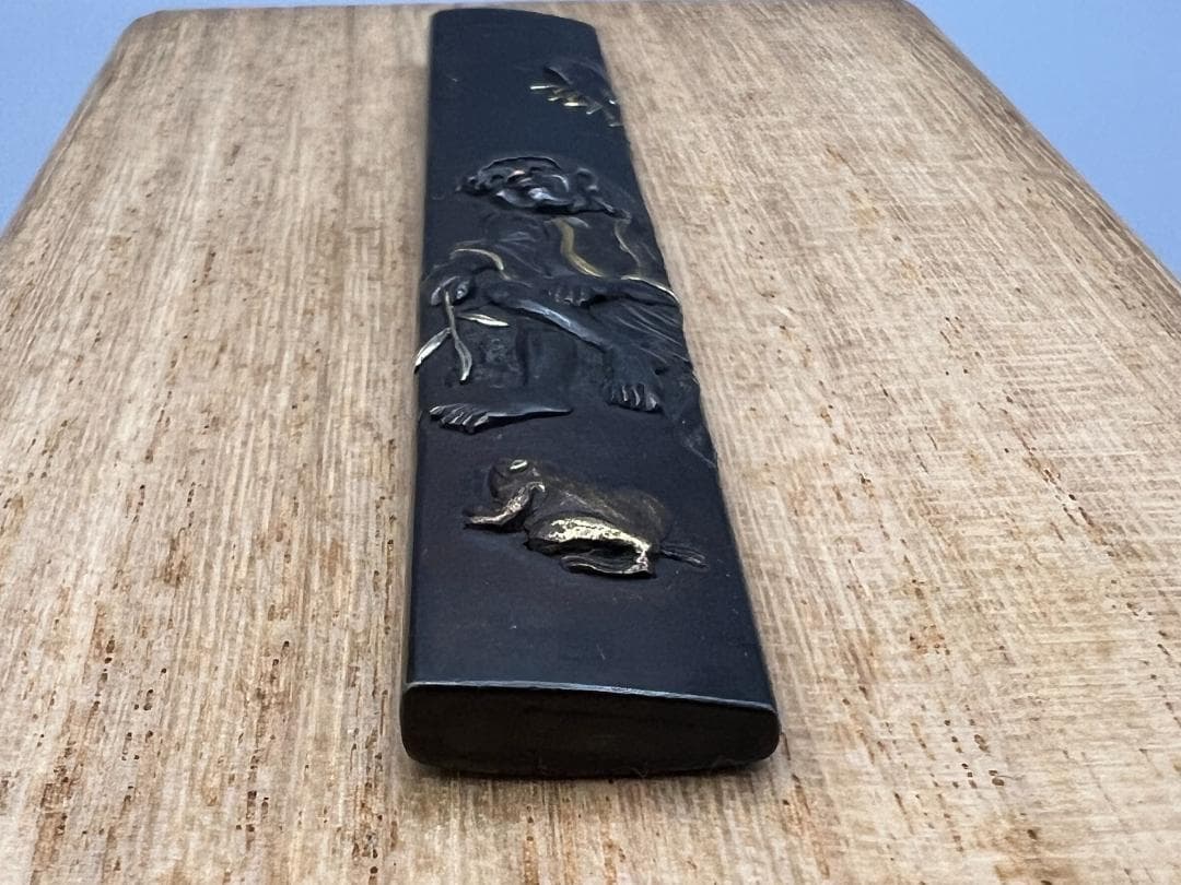 刀装具 劉海戲金蟾図小柄 勝寿在銘 四分一地 鋤出高彫 金銀象嵌色絵 化粧箱