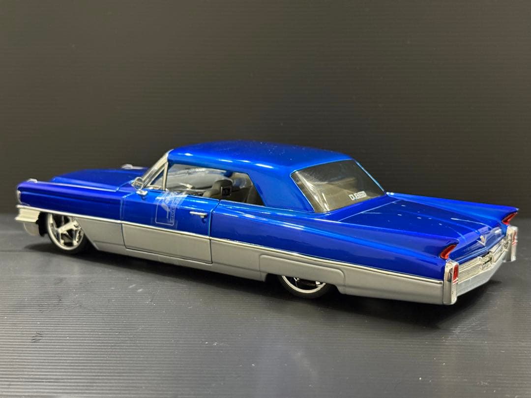 JADA キャデラック1963年　DUB 1/18