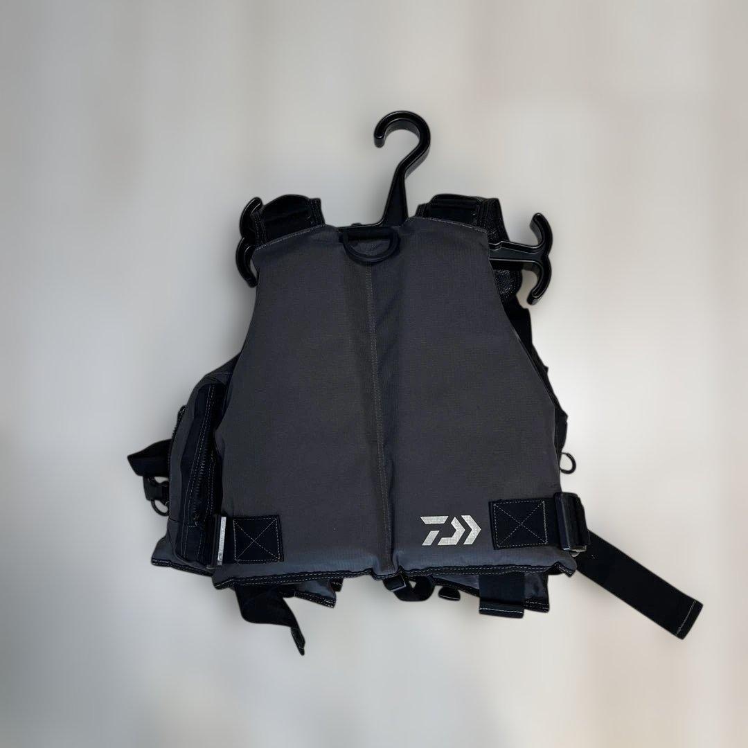 Daiwa DF-6421 ブラックライフジャケット（ハンガーセット）