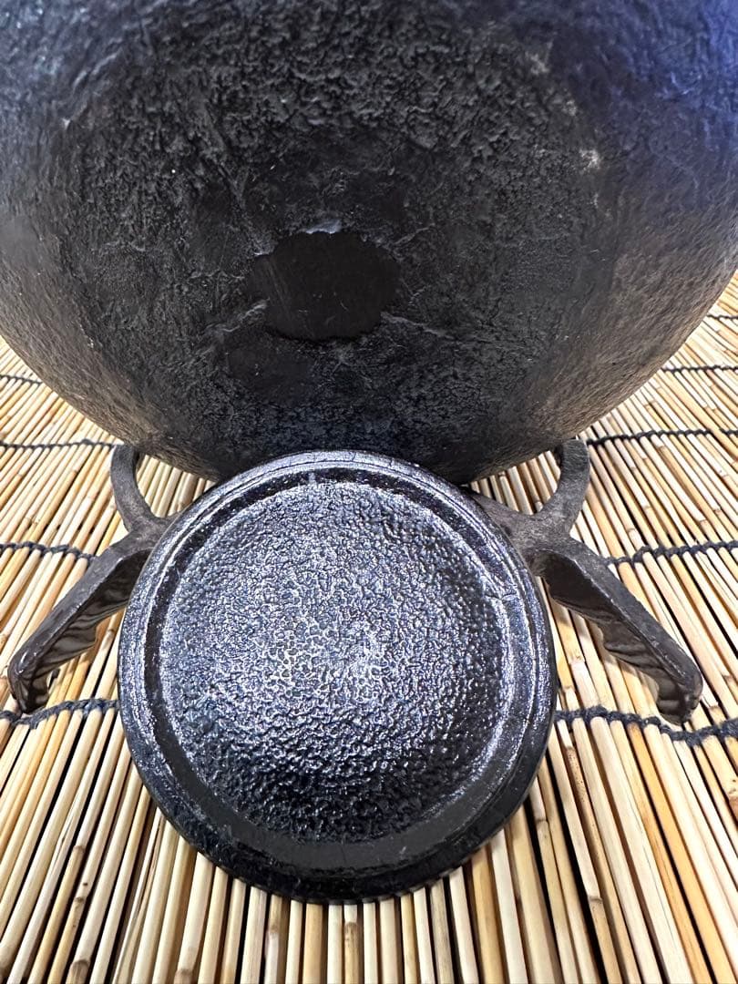 未使用品　付属品付　南部喜州 (及川 喜徳)造　鍛治打袋鉉　１５型　南部鉄瓶