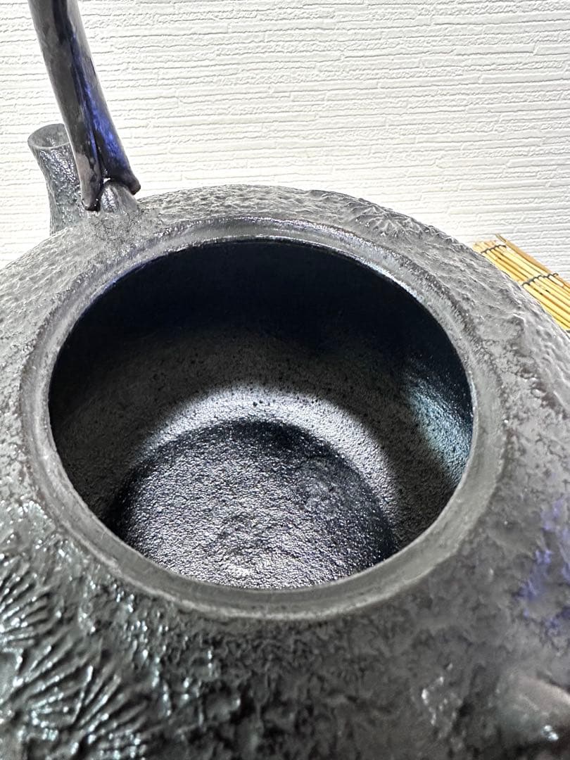 未使用品　付属品付　南部喜州 (及川 喜徳)造　鍛治打袋鉉　１５型　南部鉄瓶