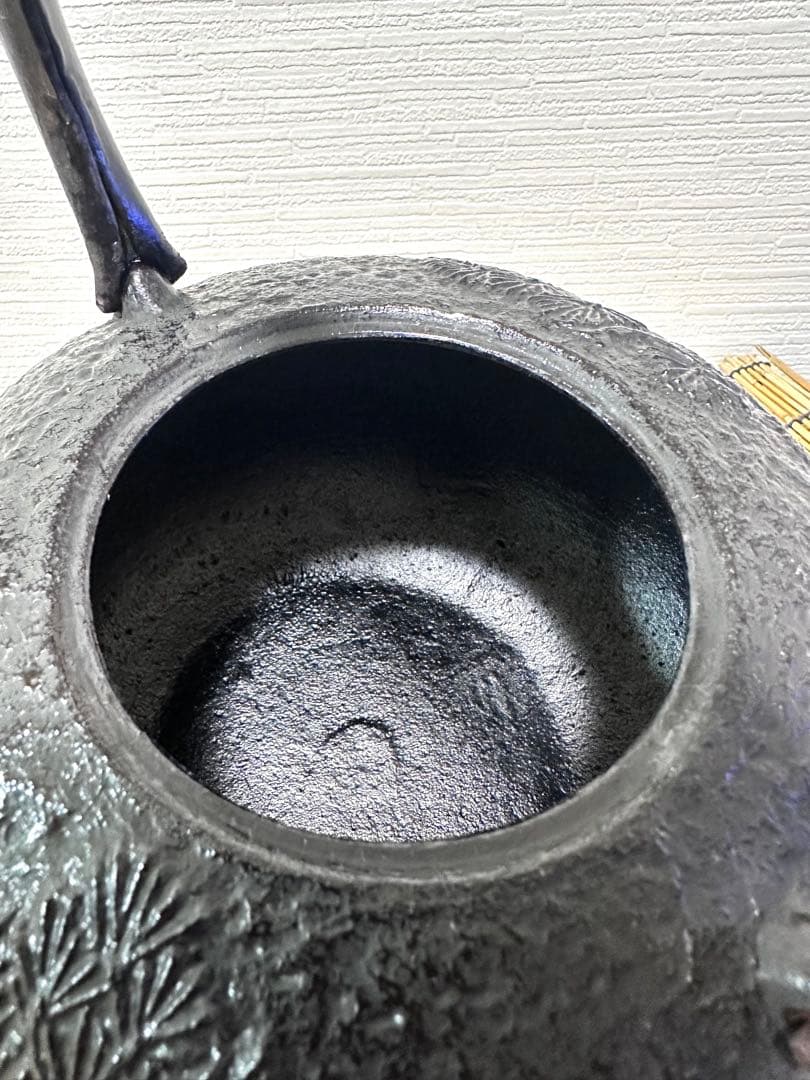 未使用品　付属品付　南部喜州 (及川 喜徳)造　鍛治打袋鉉　１５型　南部鉄瓶