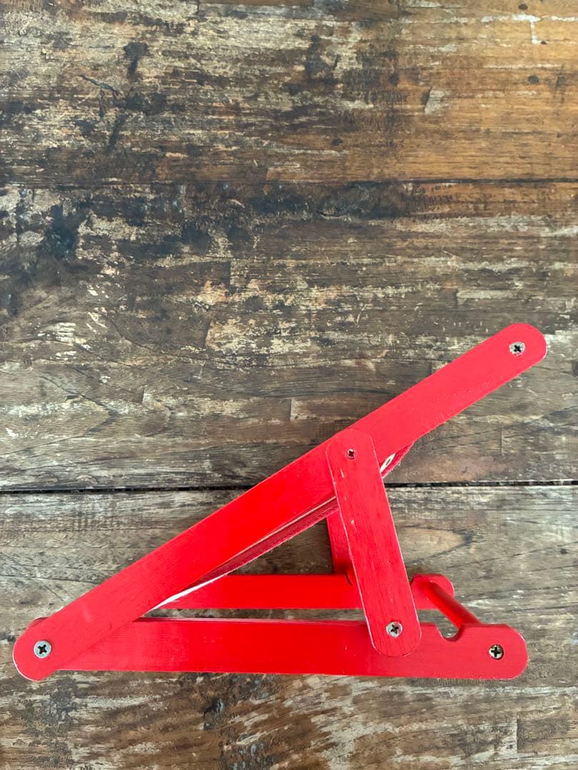 モンチッチ ぬいぐるみと赤い椅子