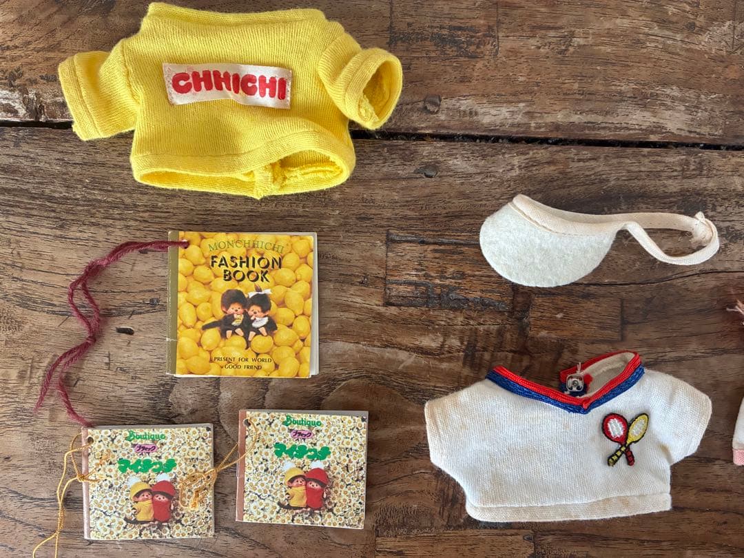 モンチッチ ぬいぐるみと赤い椅子