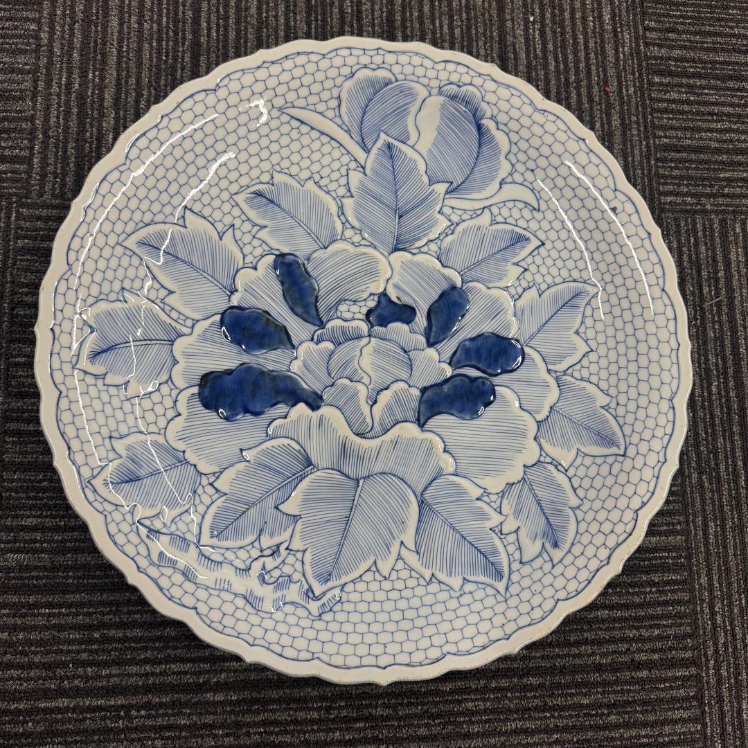 古伊万里 染付 牡丹 浮彫 唐草 大皿　 骨董品45CM