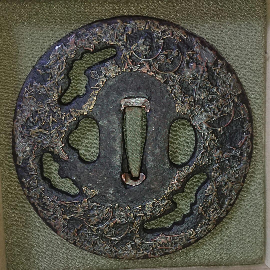 日本刀　鍔　大　高彫り 金象嵌　縦85mm 横85mm 厚み3mm 箱入り