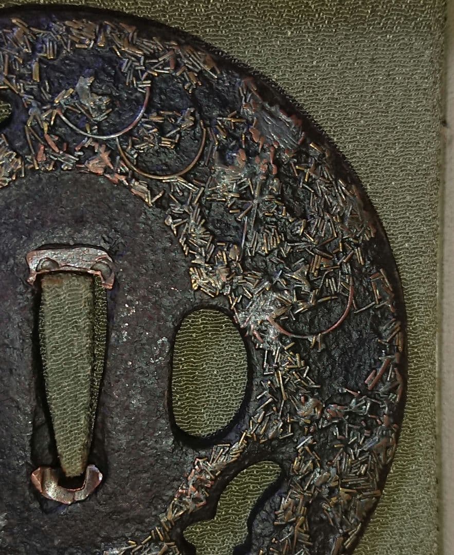 日本刀　鍔　大　高彫り 金象嵌　縦85mm 横85mm 厚み3mm 箱入り