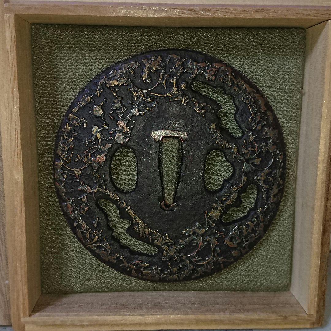 日本刀　鍔　大　高彫り 金象嵌　縦85mm 横85mm 厚み3mm 箱入り