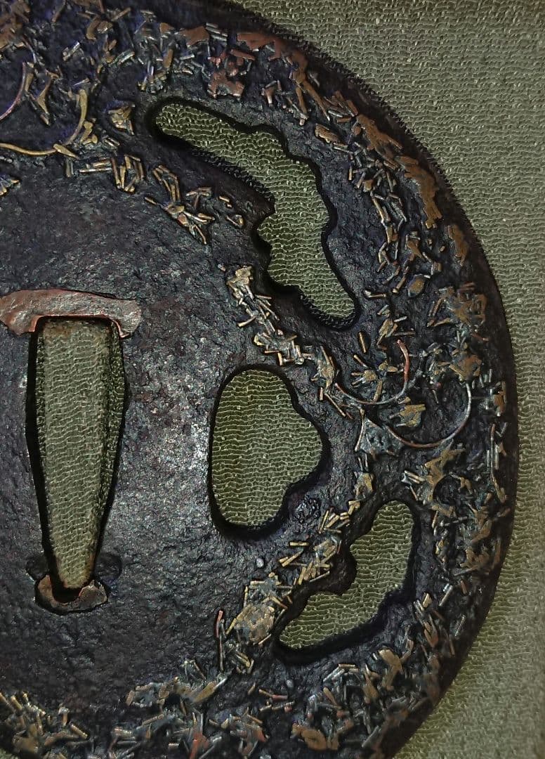 日本刀　鍔　大　高彫り 金象嵌　縦85mm 横85mm 厚み3mm 箱入り