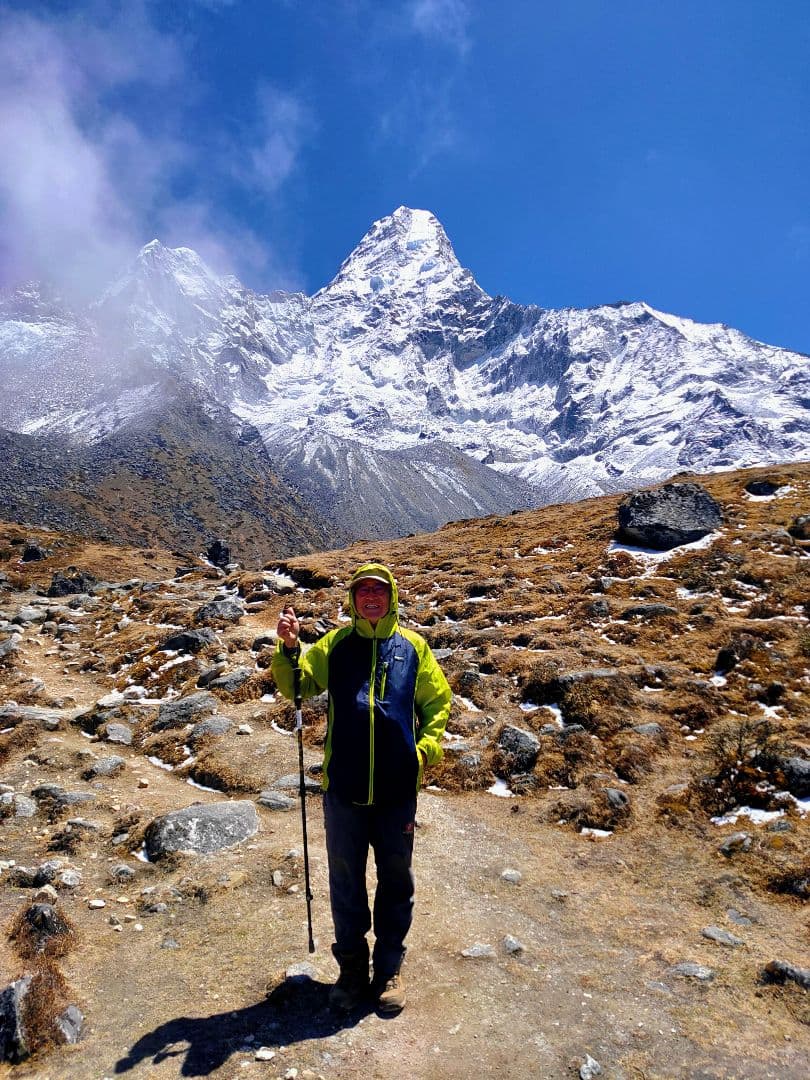 ネパールムクチナート産出。黒色アンモナイト化石 大きいサイズ(希少）