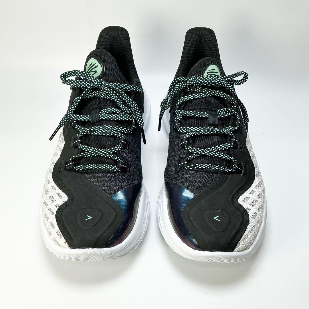 UNDER ARMOUR　バスケットボールシューズ　カリーフロー11　バッシュ