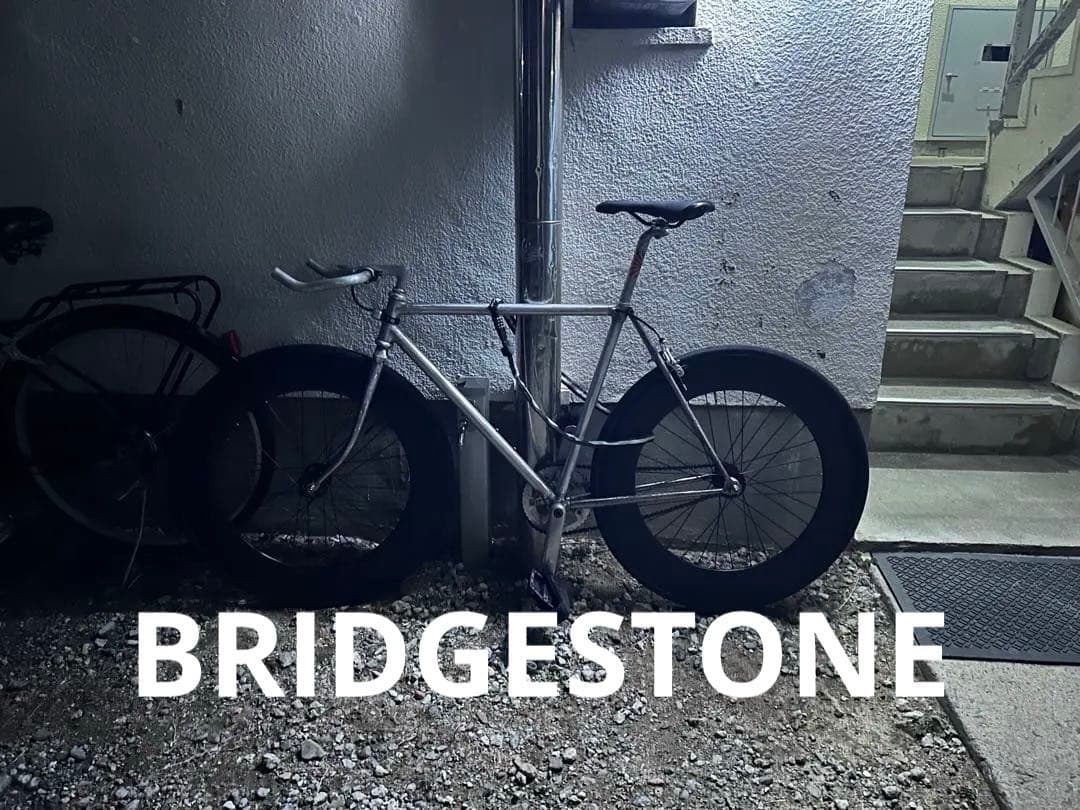 ピストバイク シルバー フレーム カーボンホイール　削り出しフレームブリヂストン