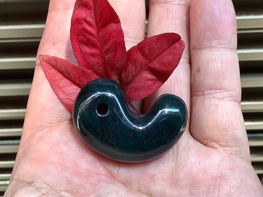 神宿る【 出雲石(青緑色の碧玉) 】島根県花仙山瑪瑙　青瑪瑙　出雲型勾玉　鑑別‼️