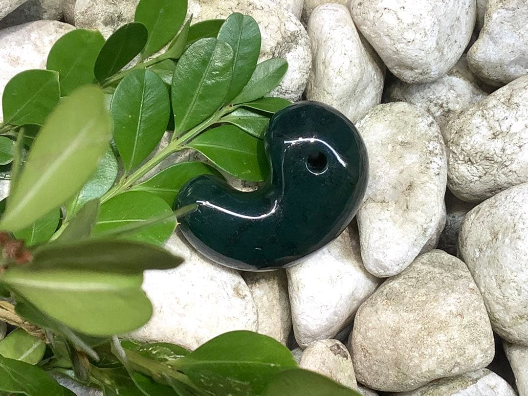 神宿る【 出雲石(青緑色の碧玉) 】島根県花仙山瑪瑙　青瑪瑙　出雲型勾玉　鑑別‼️