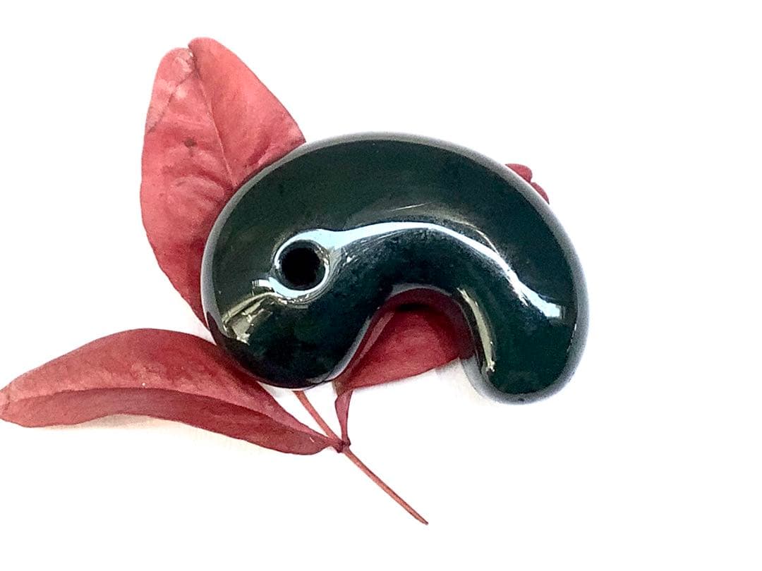 神宿る【 出雲石(青緑色の碧玉) 】島根県花仙山瑪瑙　青瑪瑙　出雲型勾玉　鑑別‼️