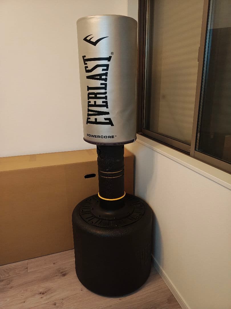 スタンド式のEVERLAST PowerCoreサンドバッグ