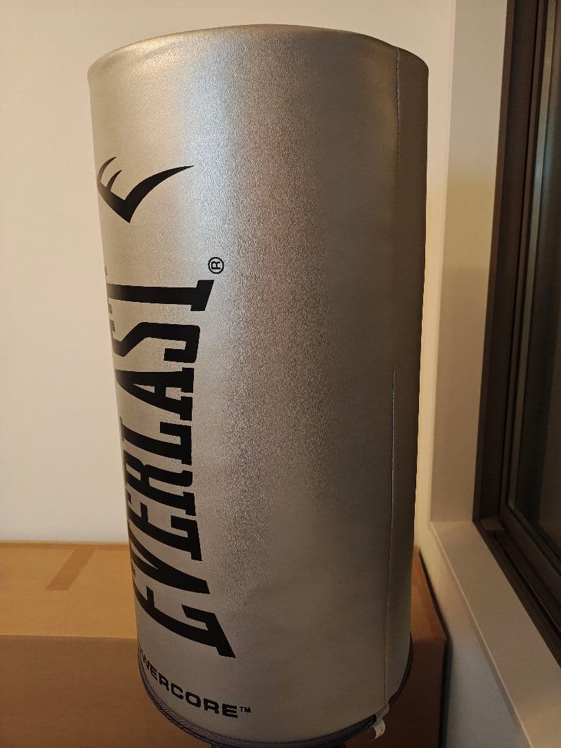 スタンド式のEVERLAST PowerCoreサンドバッグ