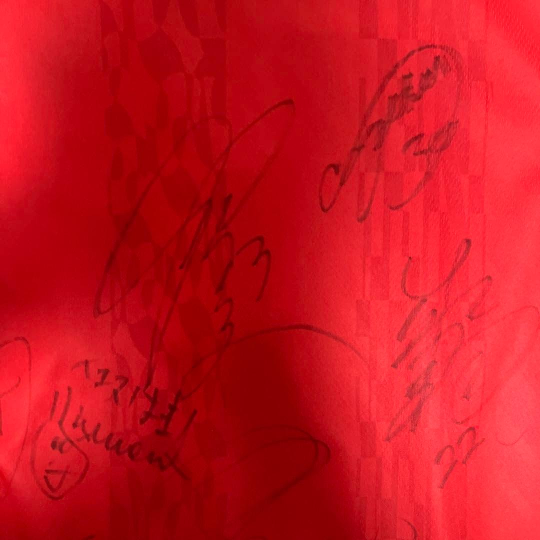 鹿島アントラーズの1997年モデルのサイン入りユニフォーム