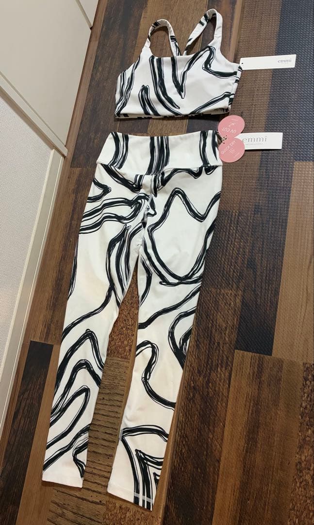 新品＆新品同　emmi yoga　ニュアンスパターン　ヨガウェア　白×黒