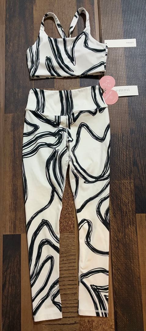 新品＆新品同　emmi yoga　ニュアンスパターン　ヨガウェア　白×黒