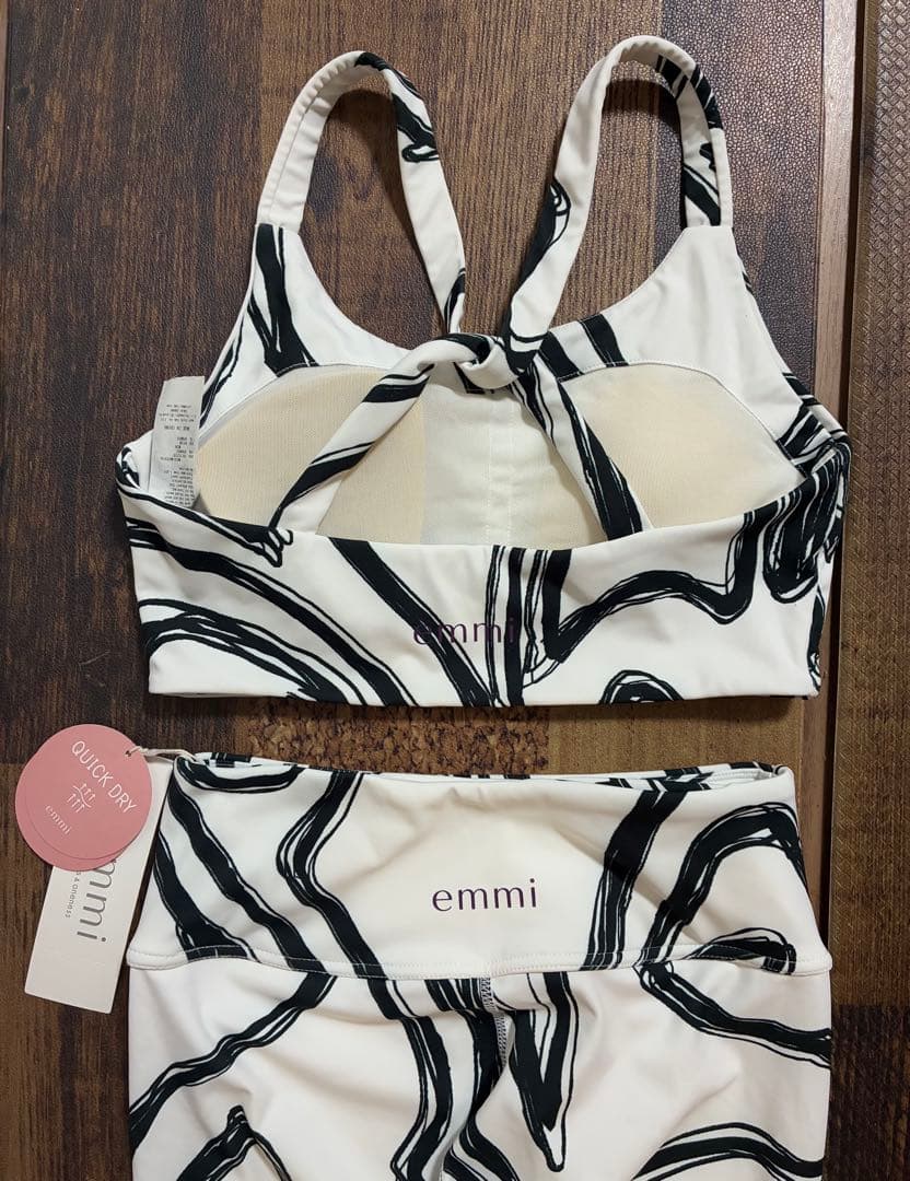 新品＆新品同　emmi yoga　ニュアンスパターン　ヨガウェア　白×黒