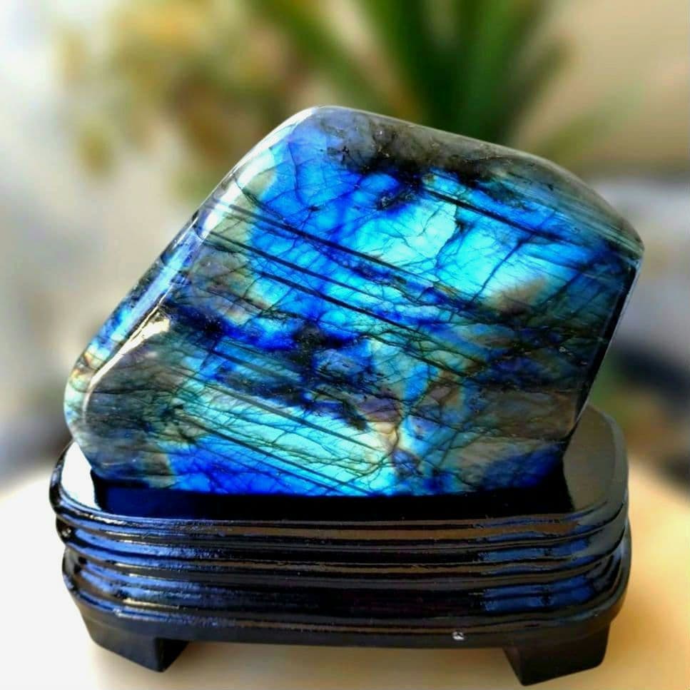 ラブラドライト（極彩色強シラー）原石　天然石　⑦　専用木製台座付き！