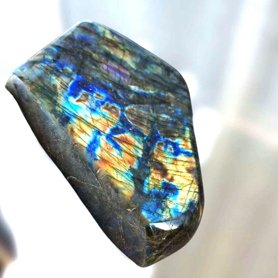 ラブラドライト（極彩色強シラー）原石　天然石　⑦　専用木製台座付き！