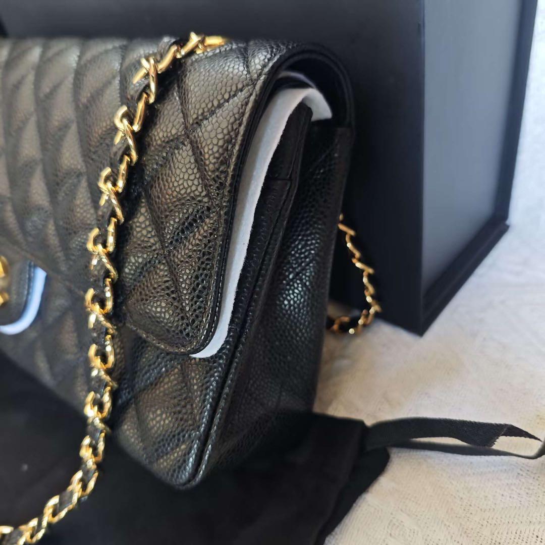 キルティングデザインのブラックレザーショルダーバッグ、ゴールドチェーン付き