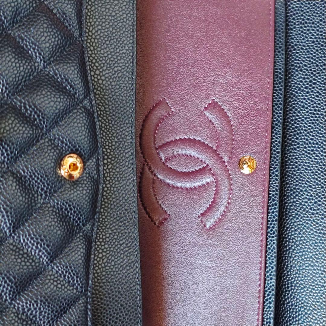 キルティングデザインのブラックレザーショルダーバッグ、ゴールドチェーン付き