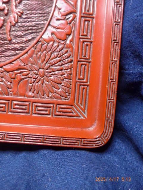 古い物です　素晴らしい推朱の盆です。迫力があります