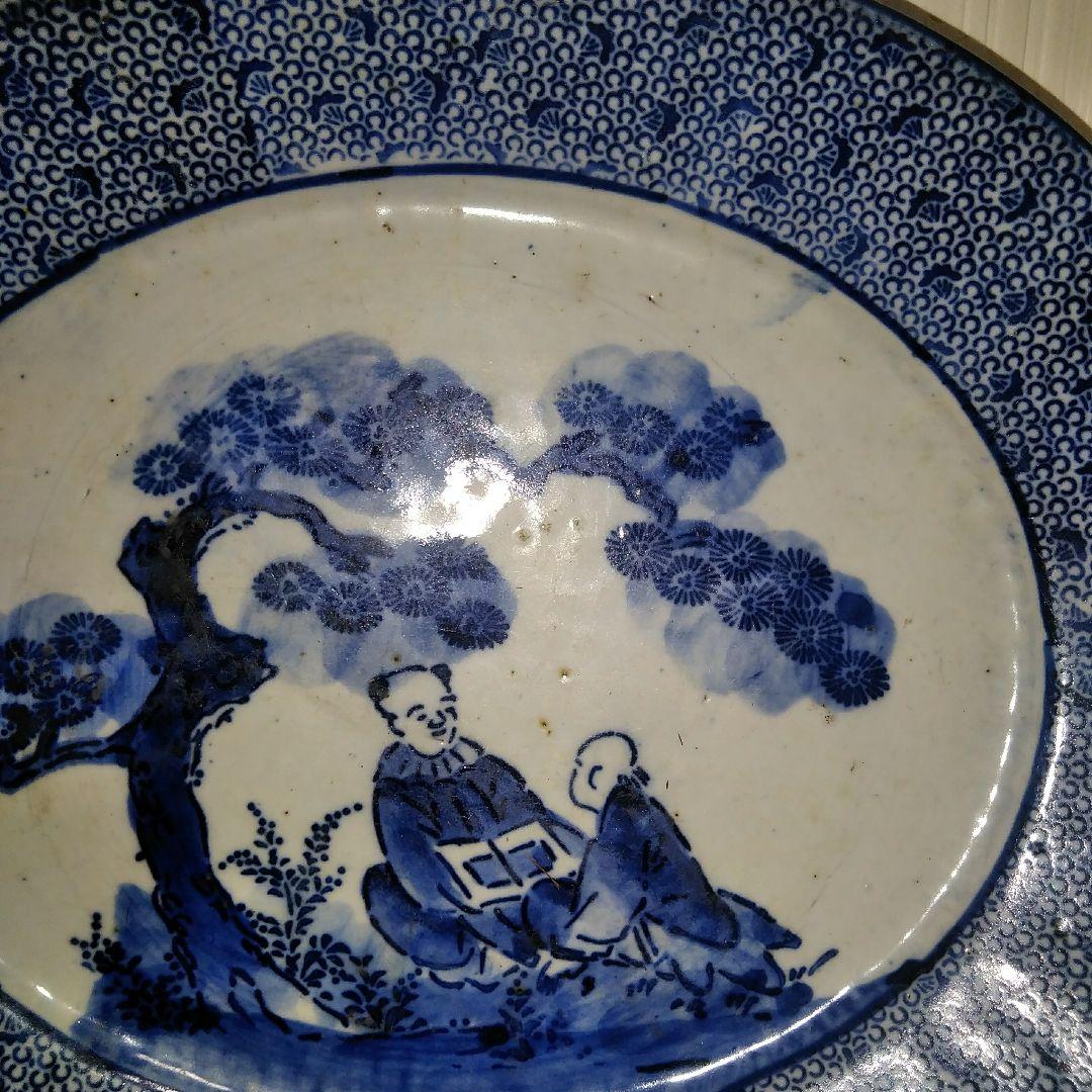 幕末～明治期　古伊万里　染付　見込みに唐人図　微塵唐草文　山水人物図　24cm