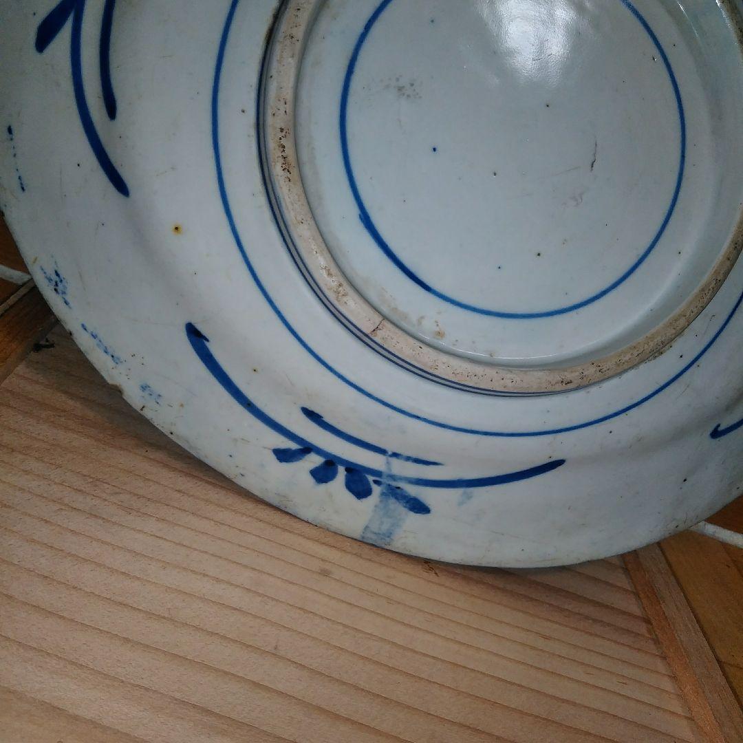 幕末～明治期　古伊万里　染付　見込みに唐人図　微塵唐草文　山水人物図　24cm