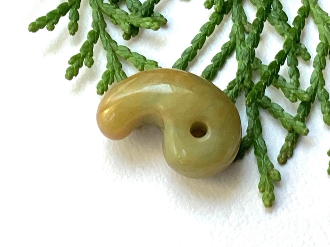 超極上レア物✳一番数少ない幻の幸運の黄色‼️ 糸魚川翡翠勾玉ガラス質　鑑別書取得品