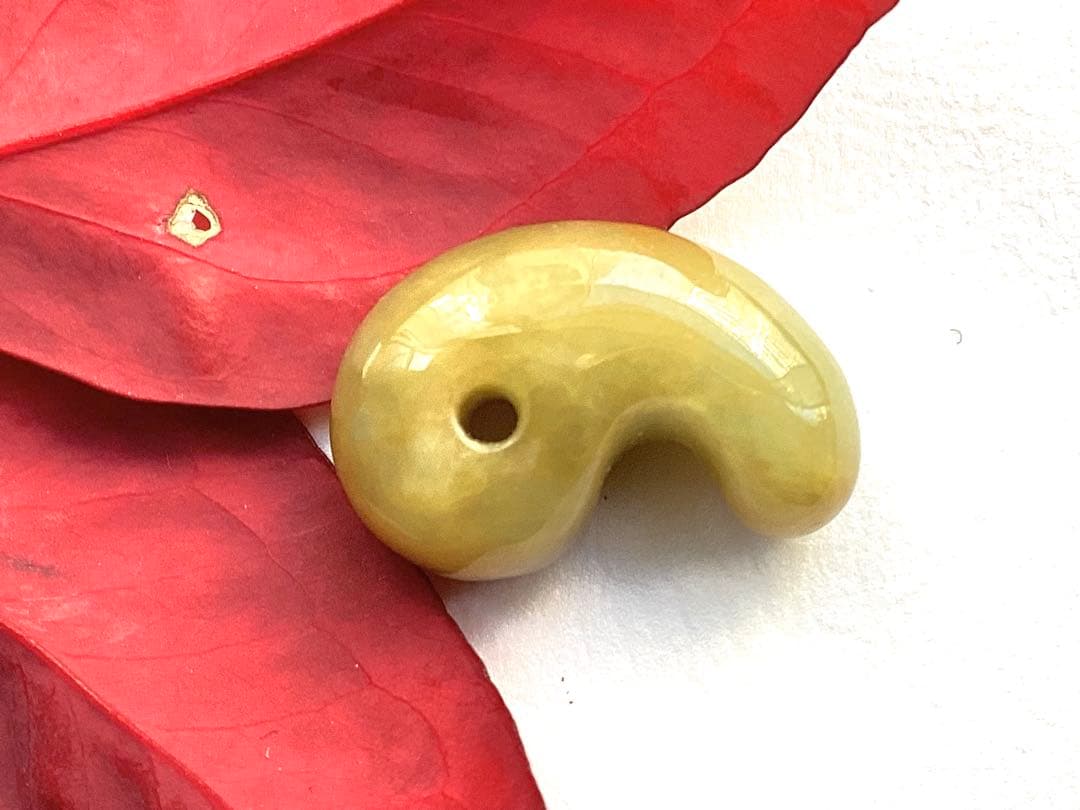 超極上レア物✳一番数少ない幻の幸運の黄色‼️ 糸魚川翡翠勾玉ガラス質　鑑別書取得品