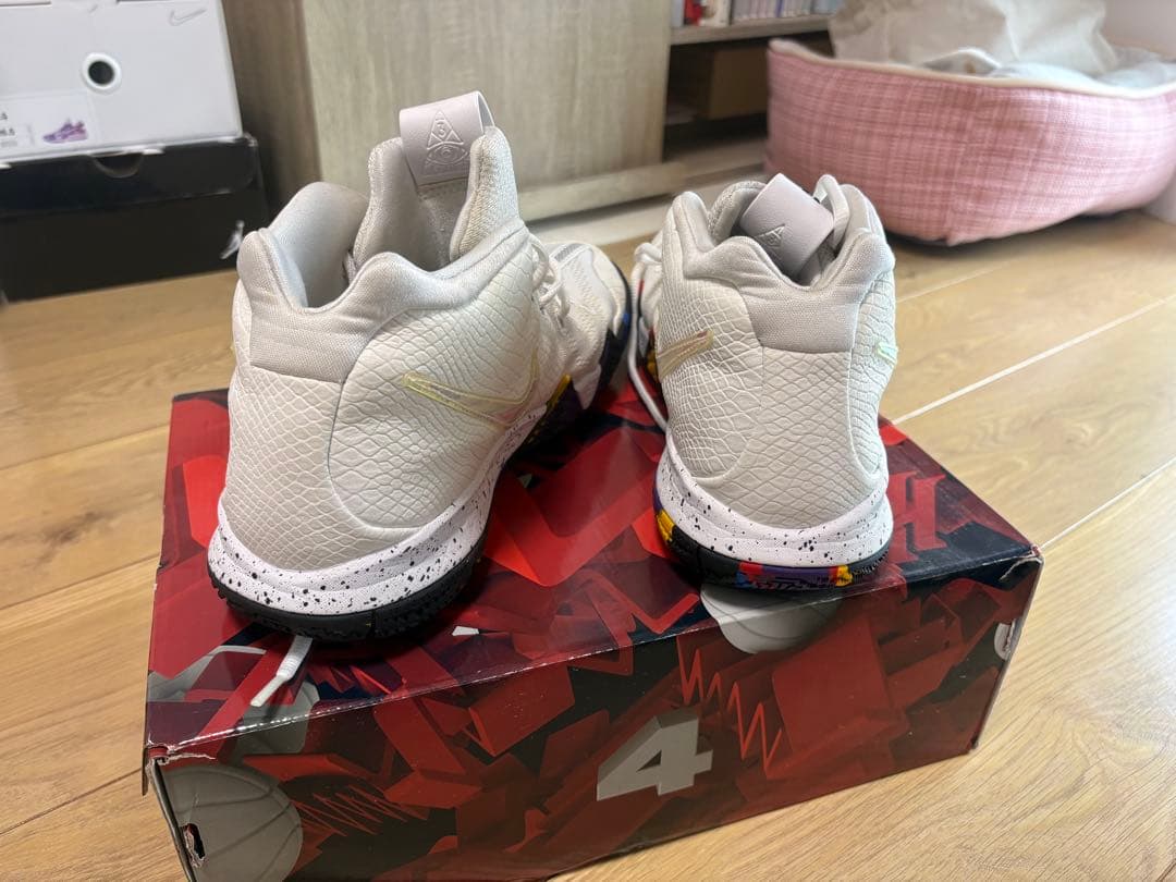 カイリー4 NCAA Nike Kyrie 4 ホワイト/マルチカラー