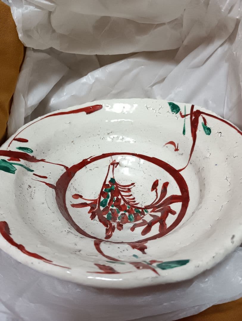 赤と緑の装飾陶器皿