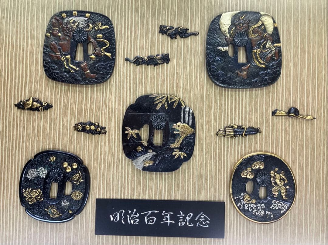 【明治百年記念】1964年 刀鍔額 金彩 風神雷神 アンティーク 現存貴重 美品