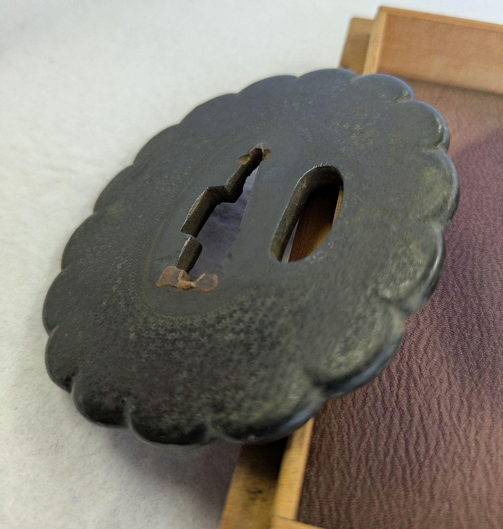 刀の鐔/鋼鍔/菊花型 梨地柄 鐔/玉鋼 鍔