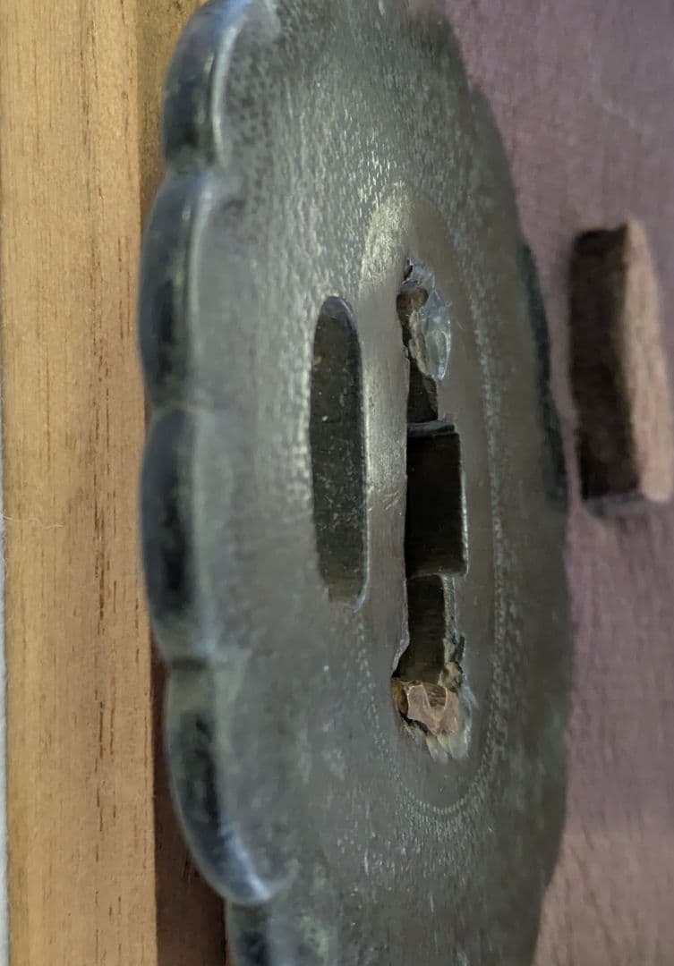 刀の鐔/鋼鍔/菊花型 梨地柄 鐔/玉鋼 鍔